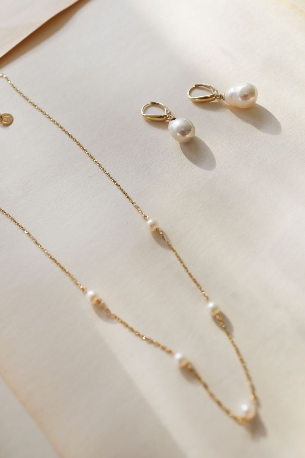 Naszyjnik złoty z perełkami pr 585, D0GM10805 N Złoty naszyjnik 585 celebrytka z pięcioma małymi perełkami. Niezwykły blask szlachetnego kruszcu zamknięty w wyjątkowej formie.1.jpg